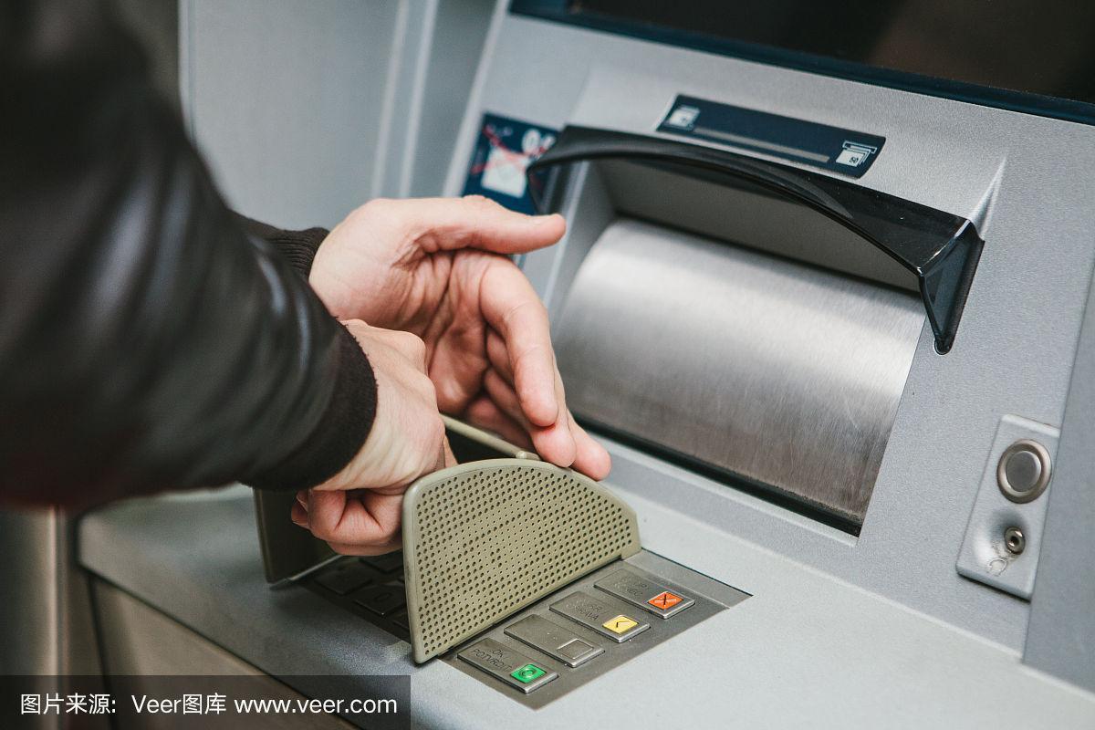 游客从自动柜员机中取钱,以便进一步旅行